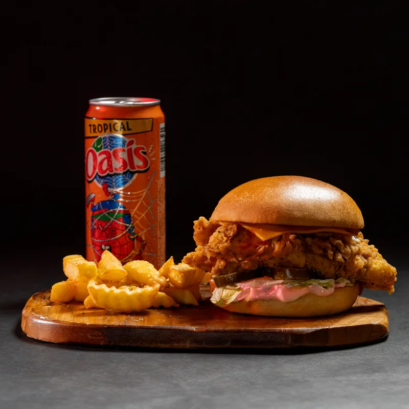 Spicy Burger, accompagné de frites et d’une boisson